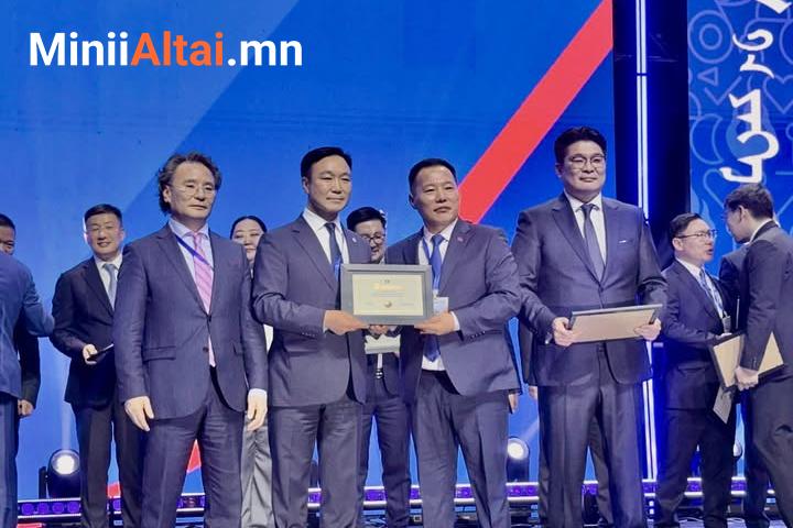 Улсын Их Хурлын гишүүн, Нийслэлийн Хан-Уул дүүргийн Ардчилсан намын дарга Б.Түвшин батламжаа гардан авлаа.