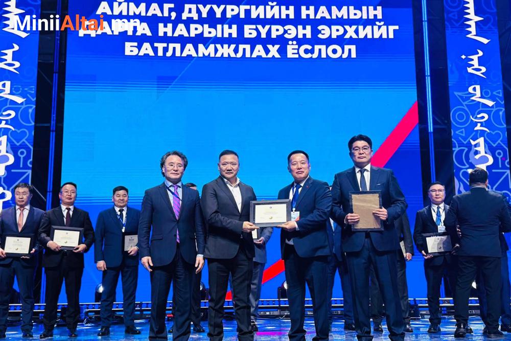 Улсын Их Хурлын гишүүн, Нийслэлийн Баянгол дүүргийн Ардчилсан намын дарга О.Амгаланбаатар батламжаа гардан авлаа.