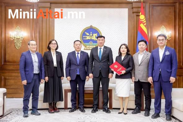 Монгол Улсын Их Хурлын дарга С.Бямбацогтод өнөөдөр (2026.04.14) Төрийн нууцын тухай хуулийн төслийг Улсын Их Хурлын гишүүн О.Цогтгэрэл, Л.Мөнхбаясгалан, Х.Тэмүүжин, Г.Хосбаяр, Ө.Шижир нар өргөн барилаа.